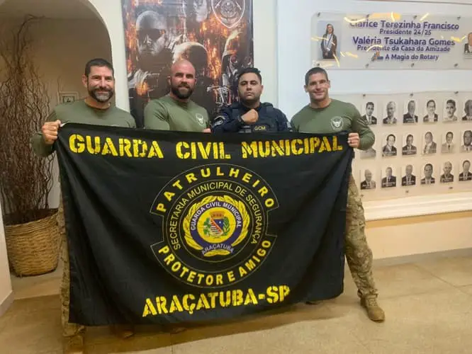 Guilherme Barion com a farda da GCM de Araçatuba com três policiais da SWAT dos EUA