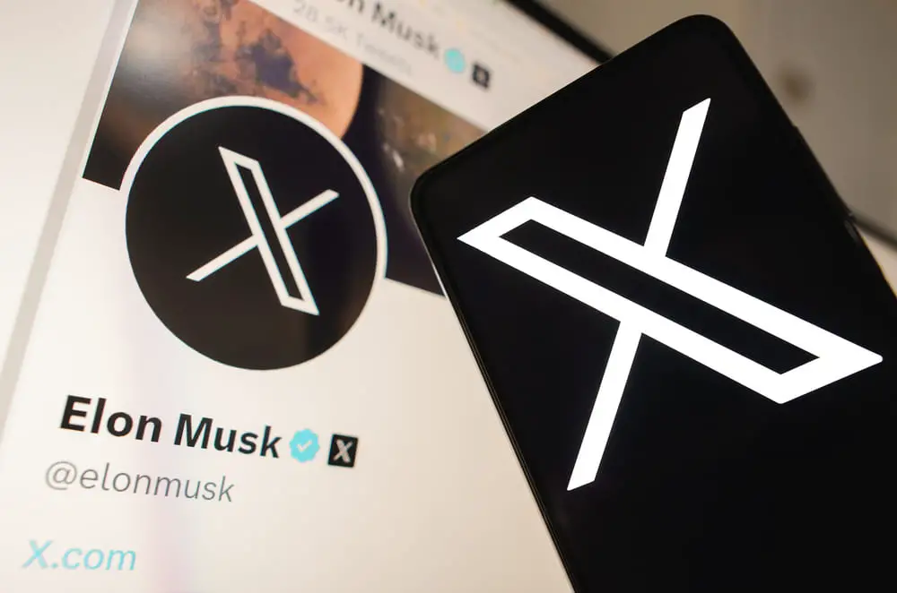 Nesta foto ilustração, o Twitter (X) novo logotipo visto exibido em um smartphone. Em segundo plano, o perfil oficial de Elon Musk, novo proprietário da rede social Twitter