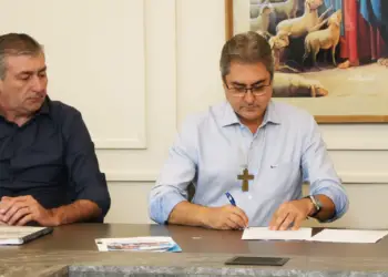 O reitor do UniSalesiano, padre Paulo Vendrame (à direita), ao lado do pró-reitor, André Ornellas - Foto: DIvulgação