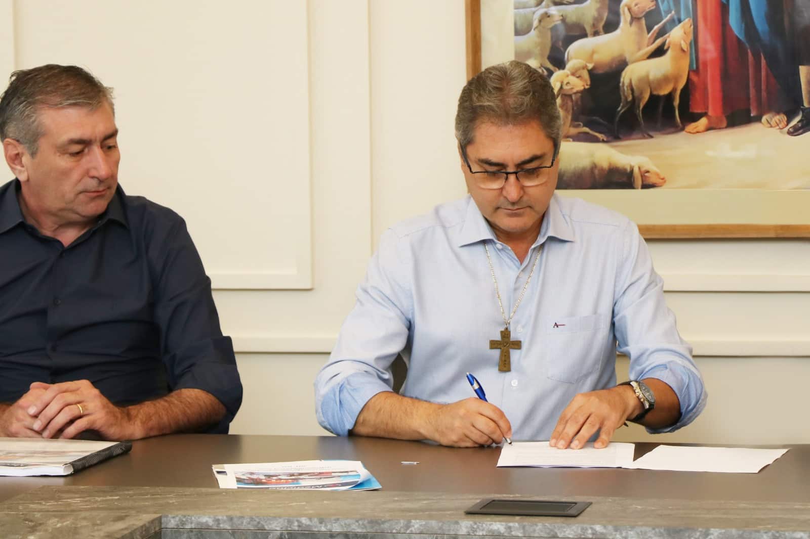 O reitor do UniSalesiano, padre Paulo Vendrame (à direita), ao lado do pró-reitor, André Ornellas - Foto: DIvulgação