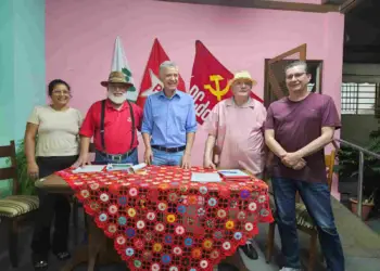 Cido Sério, de azul, e Consolaro, de rosa, são os candidatos da Federação Brasil da Esperança