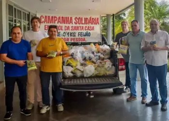 Diretores do Sindicato fazem a entrega dos 800kg de feijão ao provedor do hospital (o último à direita) - Foto: Divulgação