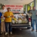 Diretores do Sindicato fazem a entrega dos 800kg de feijão ao provedor do hospital (o último à direita) - Foto: Divulgação