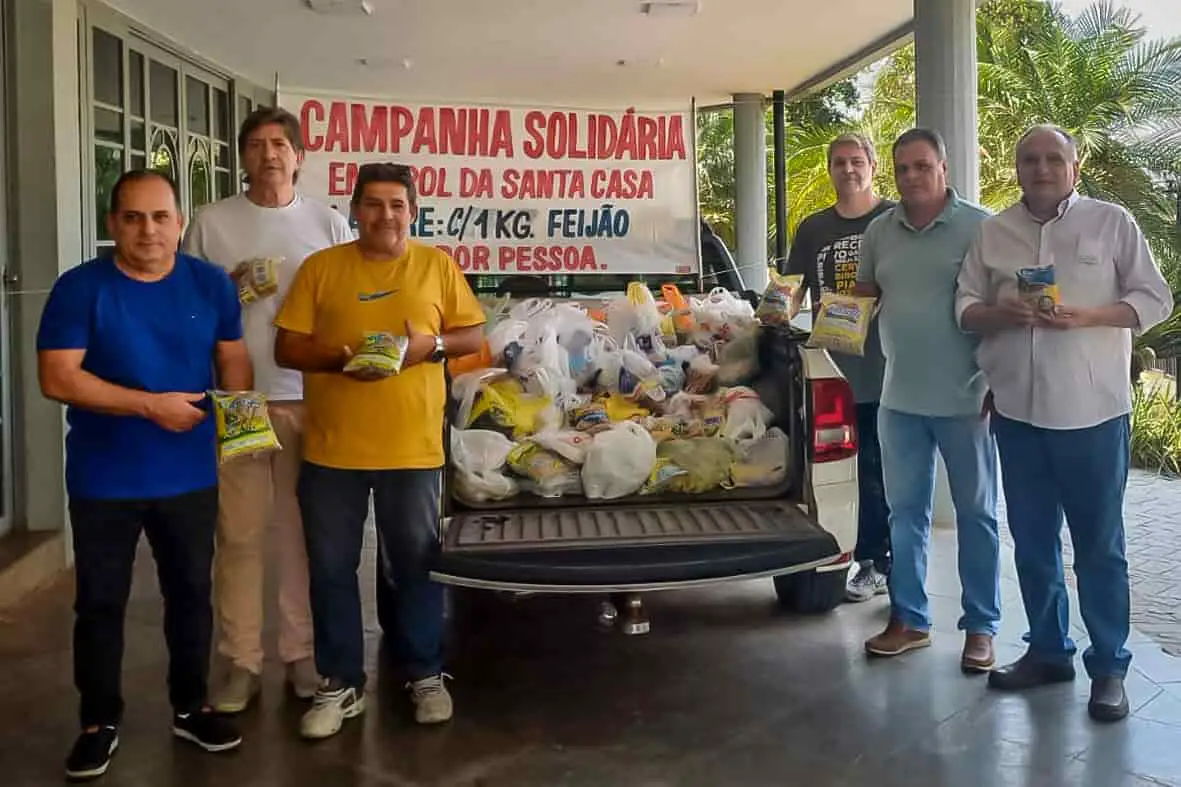 Diretores do Sindicato fazem a entrega dos 800kg de feijão ao provedor do hospital (o último à direita) - Foto: Divulgação