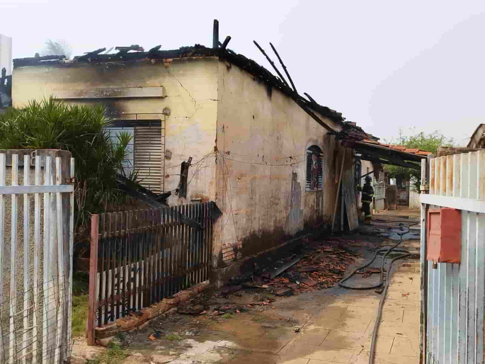 O que restou da casa terá de ser demolido, segundo a Defesa Civil