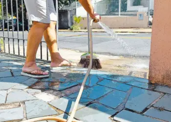 lavando calcada com mangueira