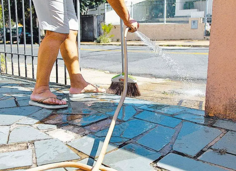 lavando calcada com mangueira