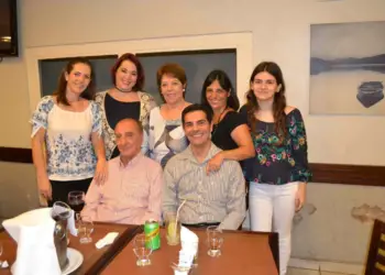 Sérgio Caputi de Silos (sentado, à esquerda), em confraternização com a família - Foto: Álbum de Família