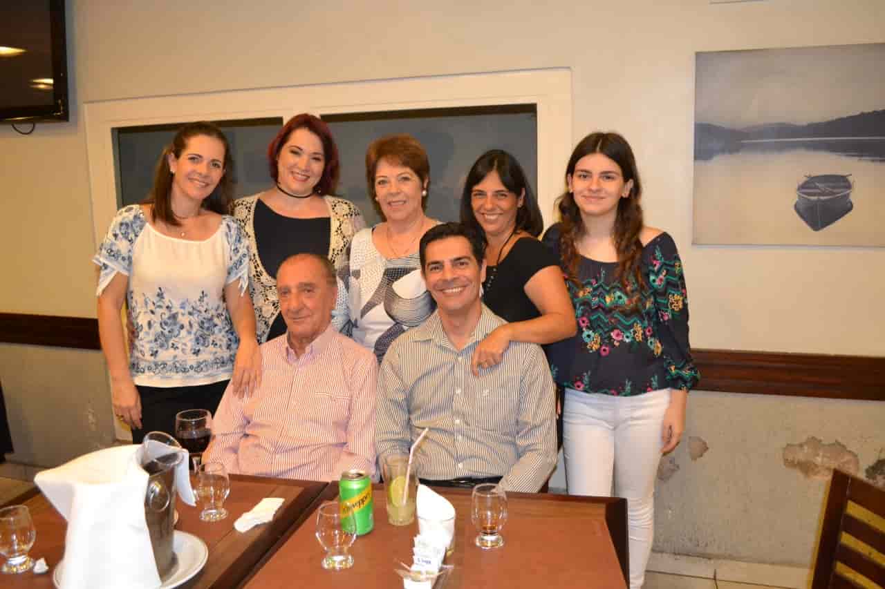 Sérgio Caputi de Silos (sentado, à esquerda), em confraternização com a família - Foto: Álbum de Família