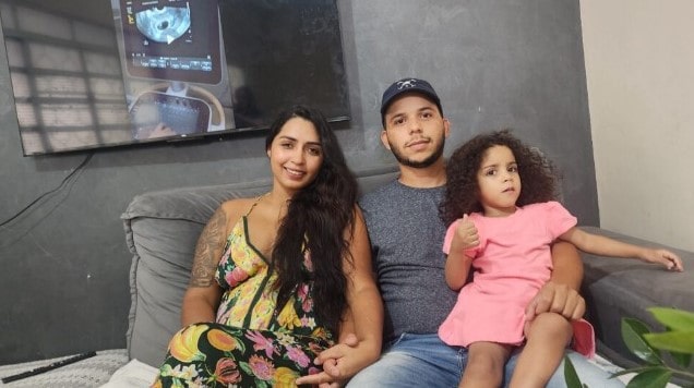 Natasha Dias e o marido Alisson Rayner Barbosa com a filha do casal (Foto: Perfil News/ Reprodução)