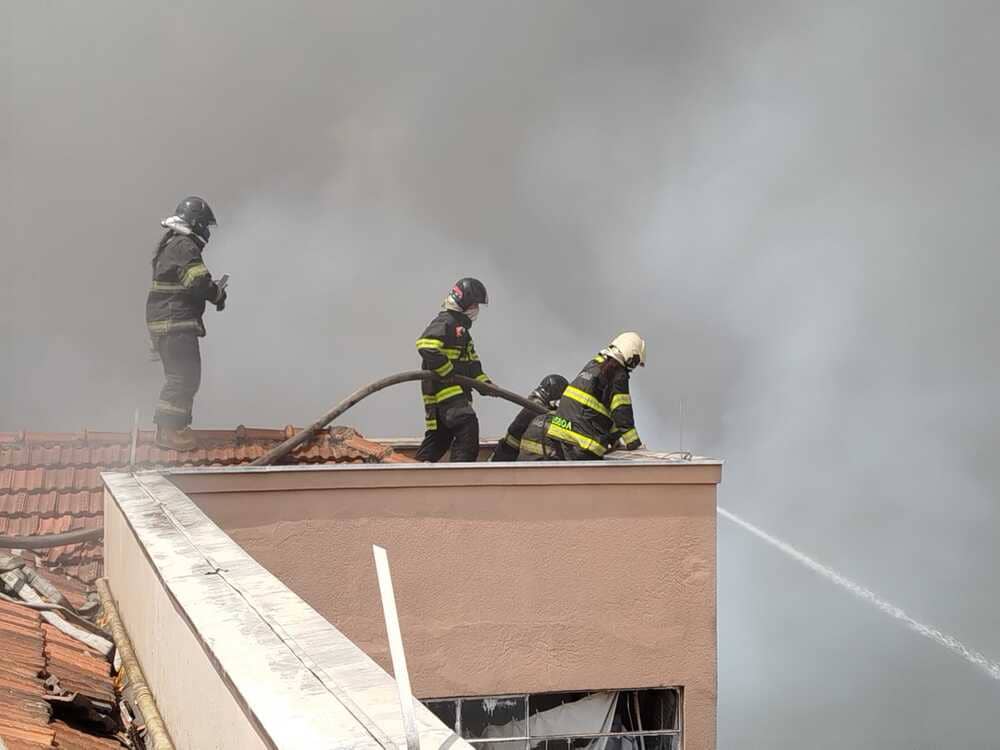 bombeiros combatem chamas no Bras em SP