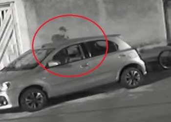 Ladrão ao lado do carro durante arrombamento (Imagem: Reprodução de vídeo)