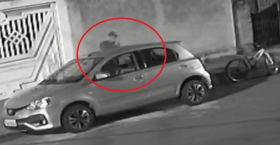 Ladrão ao lado do carro durante arrombamento (Imagem: Reprodução de vídeo)