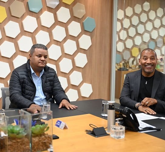 O presidente da AEA Rodrigo Silva e Mauro Silva, vice-presidente da FPF