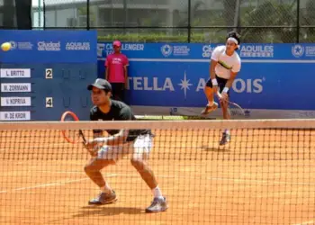 Britto (de branco) e o parceiro de dupla Zormann durante partida da semifinal do torneio