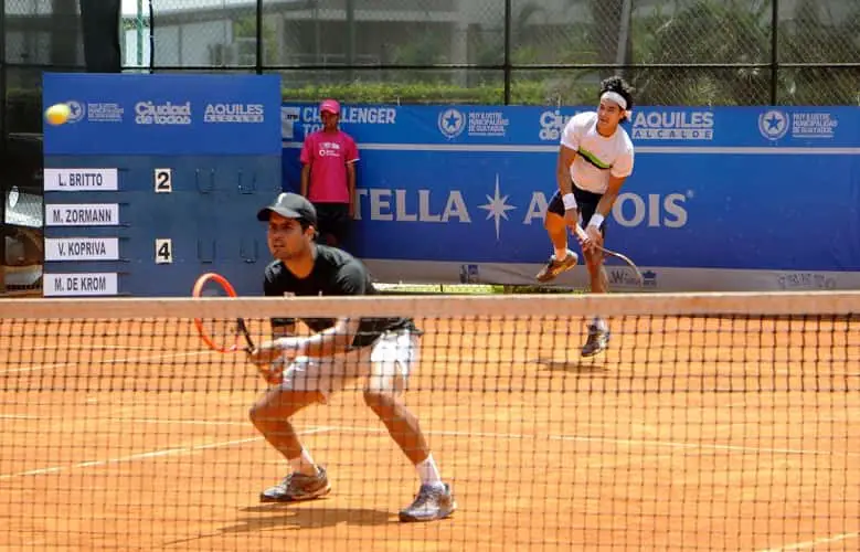 Britto (de branco) e o parceiro de dupla Zormann durante partida da semifinal do torneio