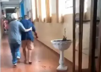 Aluno cortou o braço em vidro quebrado com soco em escola de Araçatuba (Reprodução de vídeo)