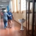 Aluno cortou o braço em vidro quebrado com soco em escola de Araçatuba (Reprodução de vídeo)