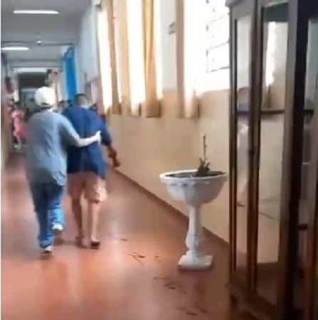 Aluno cortou o braço em vidro quebrado com soco em escola de Araçatuba (Reprodução de vídeo)