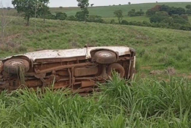 Capotamento ocorreu em vicinal de Auriflama (Foto: Reprodução/ G1)