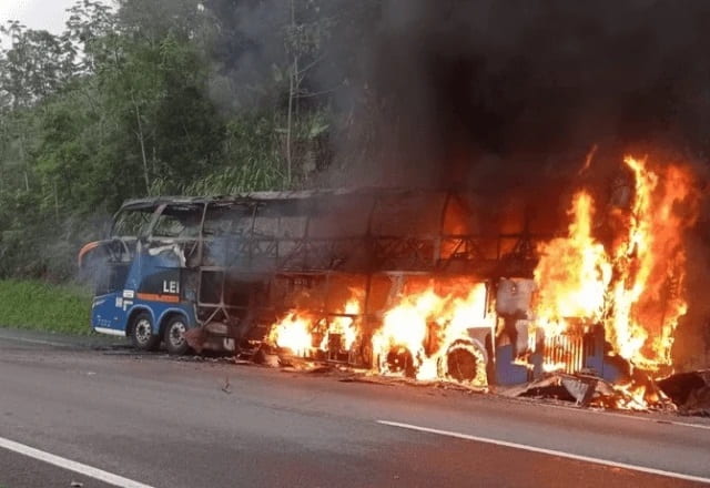 Passageiro incendeia ônibus | Reprodução/Polícia Rodoviária Federal (PRF)