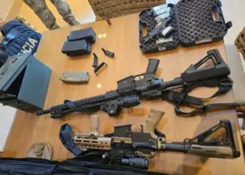 Armas apreendidas pela PF em operação contra policiais envolvidos com o PCC - Reprodução