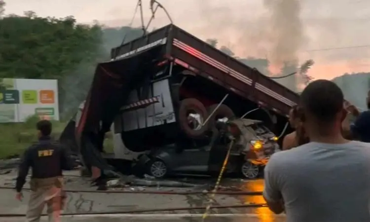 Carreta, carro e ônibus se envolveram em grave acidente em Teófilo Otoni. | Reprodução/Redes Sociais