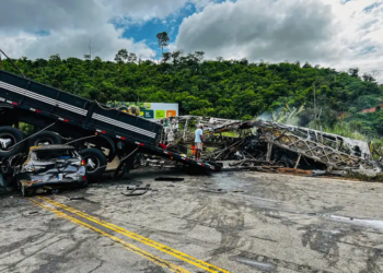 Acidente envolvendo ônibus que vinha de São Paulo, durante o trajeto, o ônibus estourou o pneu e o motorista perdeu o controle da direção batendo contra uma carreta, na BR 116, Km 286, na localidade de Lajinha, em Teófilo Otoni. Foto: Corpo de bombeiros Militar/MG - Corpo de bombeiros Militar/MG