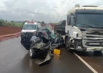 O motorista do carro ficou preso nas ferragens
foto: VisãoNotícias.com