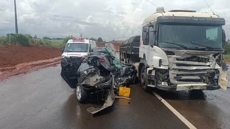 O motorista do carro ficou preso nas ferragens
foto: VisãoNotícias.com