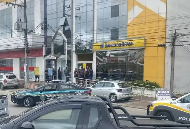 Criminosos invadiram Banco do Brasil e fizeram reféns em Vargem Grande Paulista — Foto: Reprodução/Redes sociais