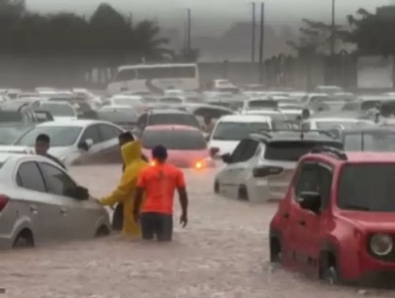 carros submersos em parque de Olimpia 1