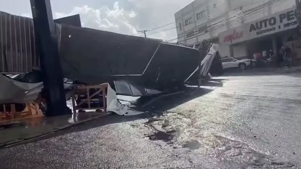 Estrutura metálica da fachada de loja caiu por causa da ventania que atingiu São José do Rio Preto na tarde desta sexta-feira (6) — Foto: Reprodução/TV Tem.