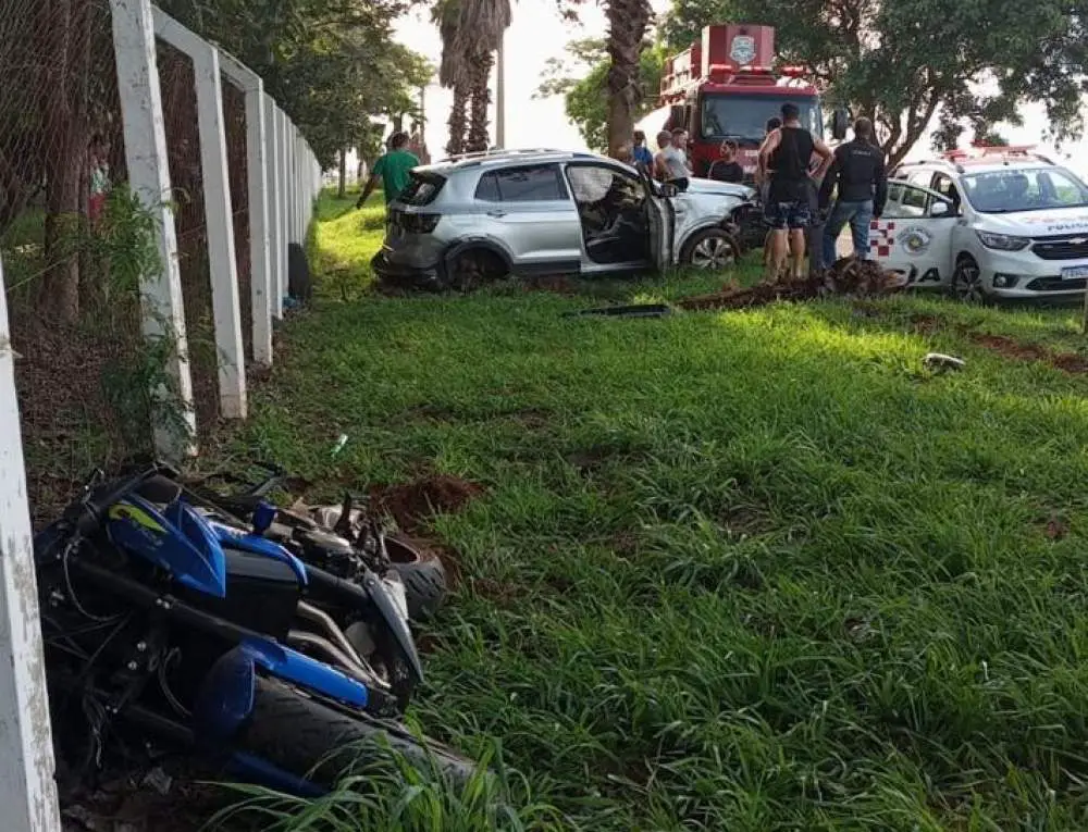 homem bate carro e se passa por policial