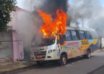 micro onibus pega fogo em Guararapes