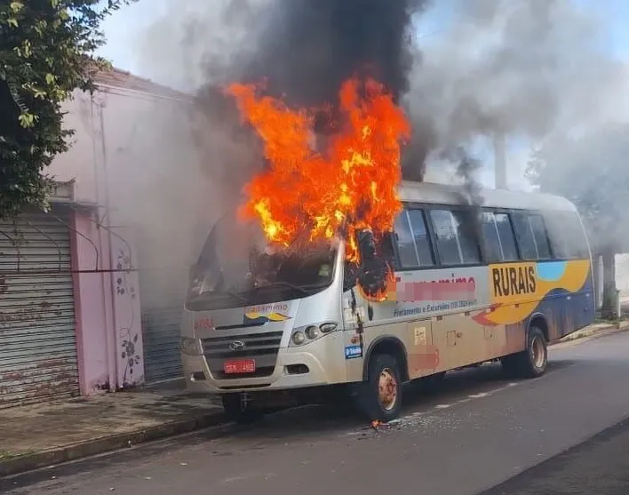 micro onibus pega fogo em Guararapes