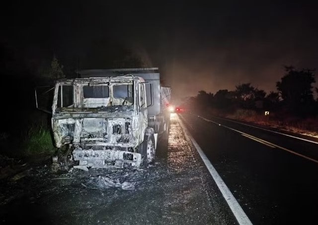 Caminhão e motocicleta pegam fogo após colisão frontal, em Rancharia (SP) — Foto: Polícia Rodoviária