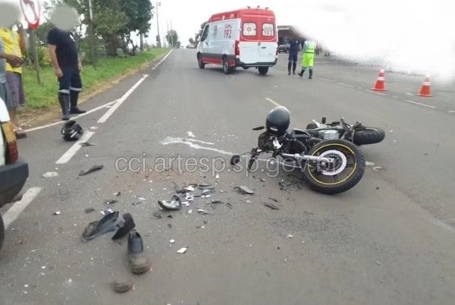 Garupa de moto morre em acidente envolvendo carro na Rodovia Marechal Rondon em Bauru — Foto: Artesp/divulgação