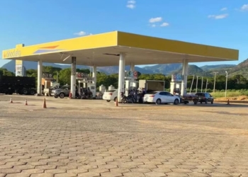 pai esquece filhas em posto de gasolina