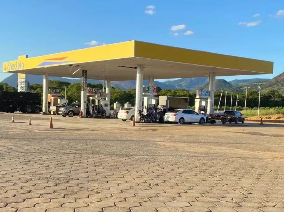 pai esquece filhas em posto de gasolina