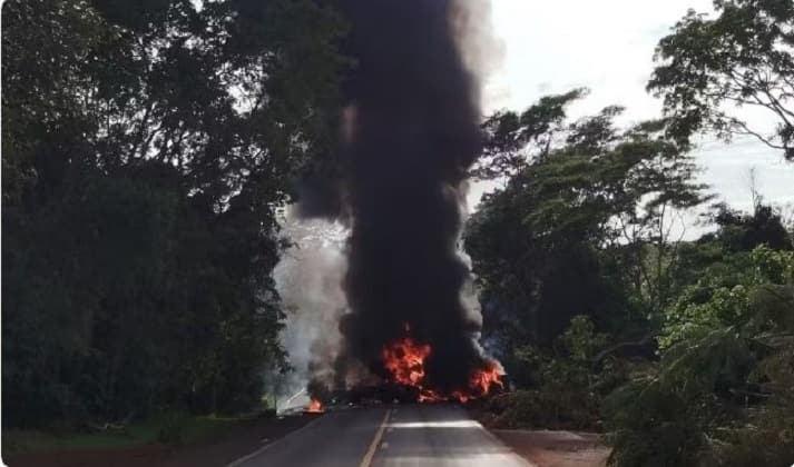 Caminhões bateram de frente e pegaram fogo em rodovia de Guaíra, SP — Foto: Página Sefe Guaíra