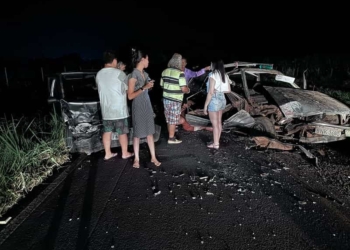 Os carros envolvidos na batida ficaram bastante danificados (Foto: WhatsApp)