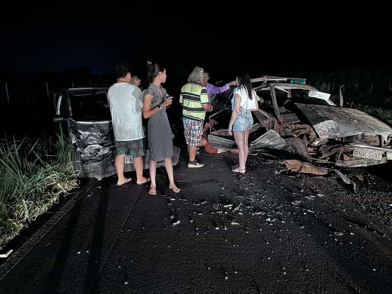 Os carros envolvidos na batida ficaram bastante danificados (Foto: WhatsApp)