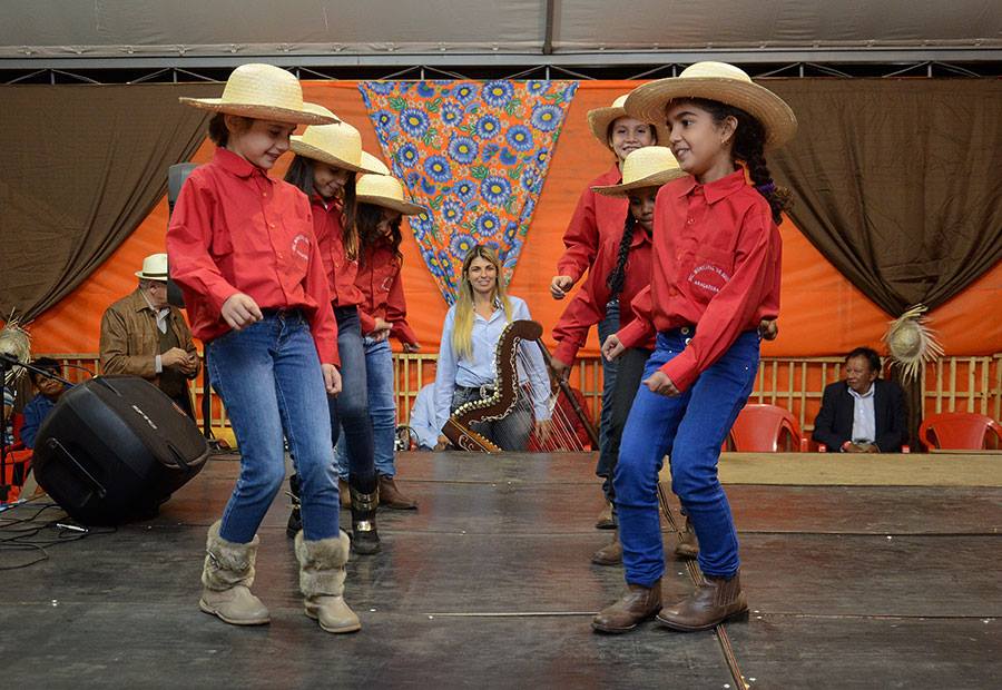 criancas dancando catira em Aracatuba