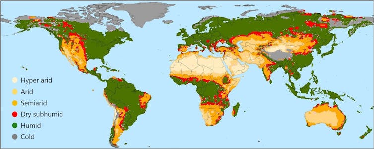 Um mapa mostra grandes áreas secas no oeste dos EUA, na África, na Austrália, na Ásia e em partes da América do Sul.