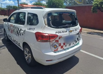 Homem algemado quebrou o vidro traseiro da viatura quando era levado para a cadeia — Foto: Polícia Militar/Divulgação