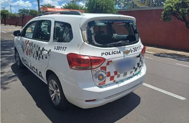 Homem algemado quebrou o vidro traseiro da viatura quando era levado para a cadeia — Foto: Polícia Militar/Divulgação