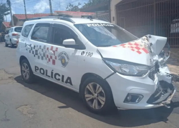 Viatura da PM foi atingida pelo carro do suspeito
Divulgação/PM