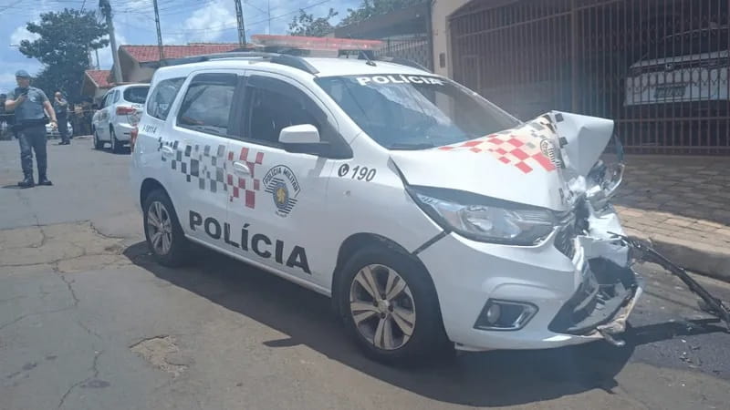 Viatura da PM foi atingida pelo carro do suspeito
Divulgação/PM