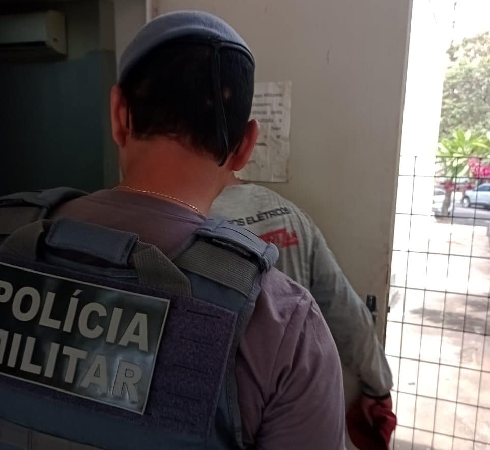 Procurado da Justiça foi levado ao plantão policial pela PM após ser identificado em local de acidente da mãe, em Araçatuba